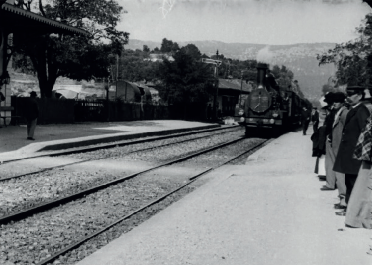 L'ARRIVÉE D'UN TRAIN EN GARE DE LA CIOTAT