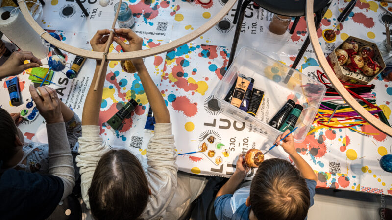 Völlig losgelöst: Am Festivalsonntag 2024 bastelten Kinder Planeten – gemeinsam mit der Set-Designerin von GRÜSSE VOM MARS | Quelle: DFF
